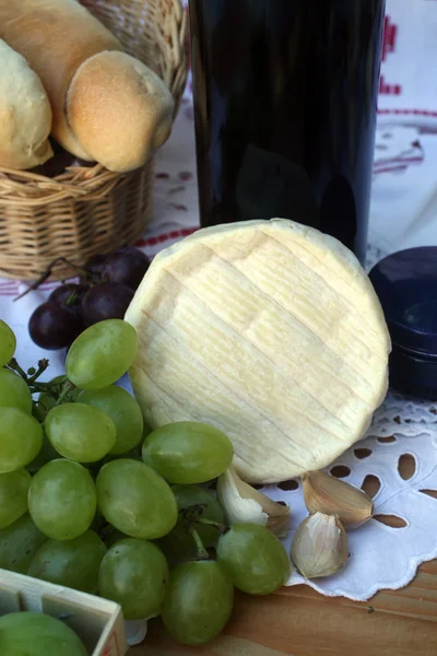 Wine, cheese and grapes — Zdjęcie stockowe