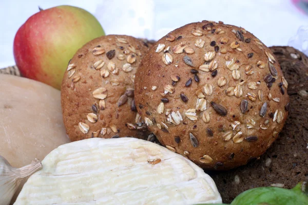 Сельский натюрморт из хлеба, сыра и яблока — стоковое фото