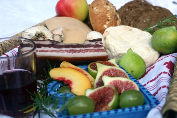 パン、チーズ、ベーコン、イチジクの素朴な静物 — ストック写真