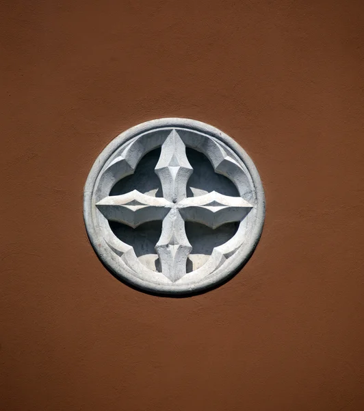 Παράθυρο, αρχιτεκτονική λεπτομέρεια από την εκκλησία. Ζαντάρ, Κροατία — Φωτογραφία Αρχείου