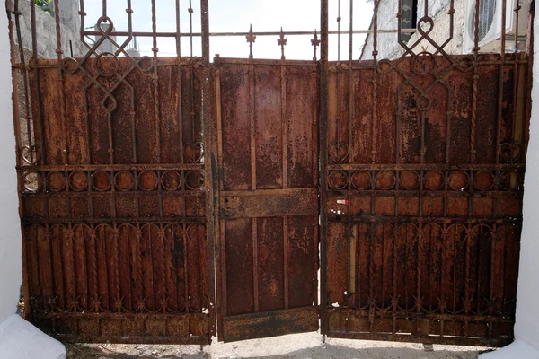 Старая ржавая дверь — стоковое фото