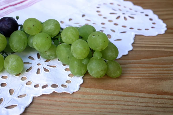 Виноград на белой скатерти — стоковое фото