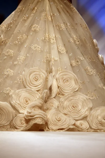 Vestidos de novia desfile de moda —  Fotos de Stock