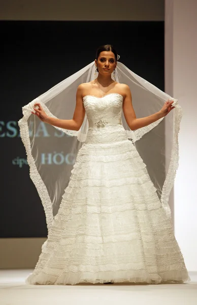 Мода на свадебные платья — стоковое фото