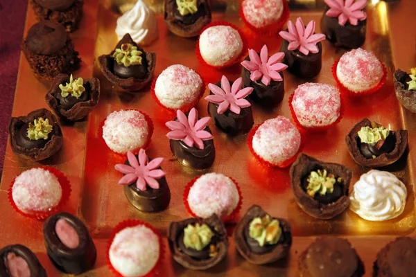 Färgglada desserter och bakverk serveras på en bröllopsfest — Stockfoto