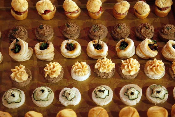 Barevné dezerty a pečivo podávané na svatební hostinu — Stock fotografie