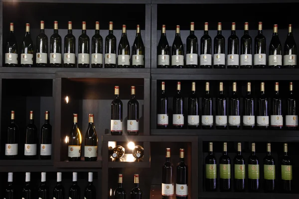 Botellas de vino en un estante — Foto de Stock
