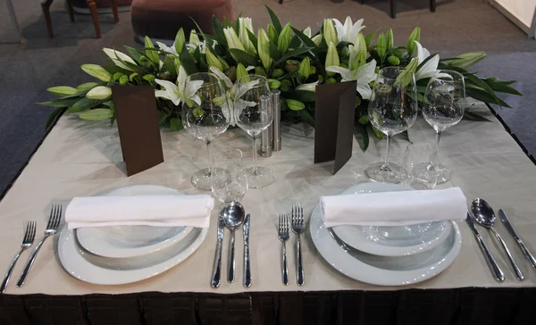 Bella tavola apparecchiata per il matrimonio — Foto Stock