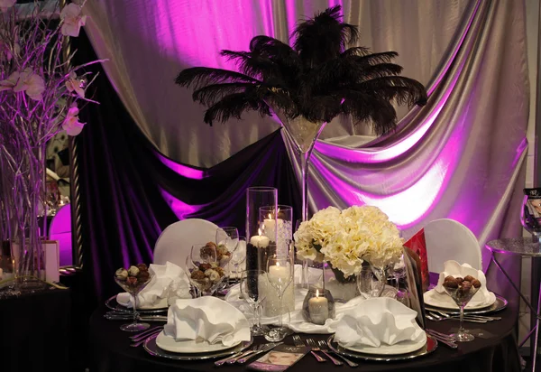 Schöner gedeckter Tisch für die Hochzeit — Stockfoto