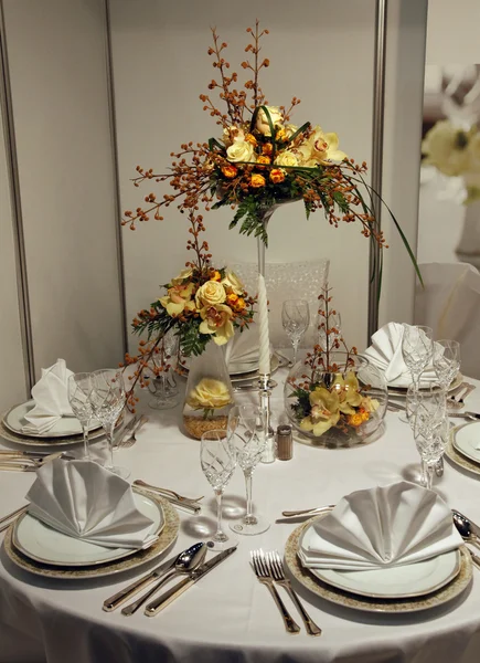 Schöner gedeckter Tisch für die Hochzeit — Stockfoto