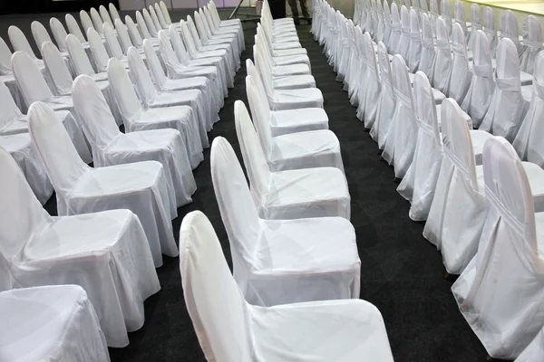 Ряды белых стульев — стоковое фото