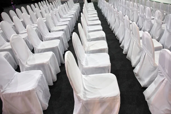 Ряды белых стульев — стоковое фото