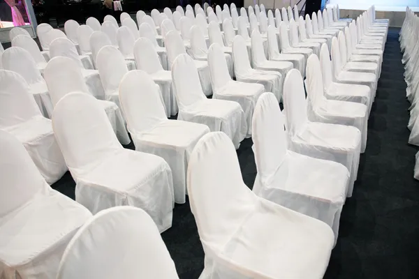 Righe di sedie bianche — Foto Stock