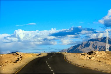 dağlara giden yol. Himalaya doğal.