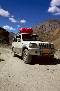 dağ yolu üzerinde Jeep