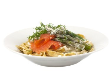 Tagliatelle füme alabalık ve kuşkonmaz ile