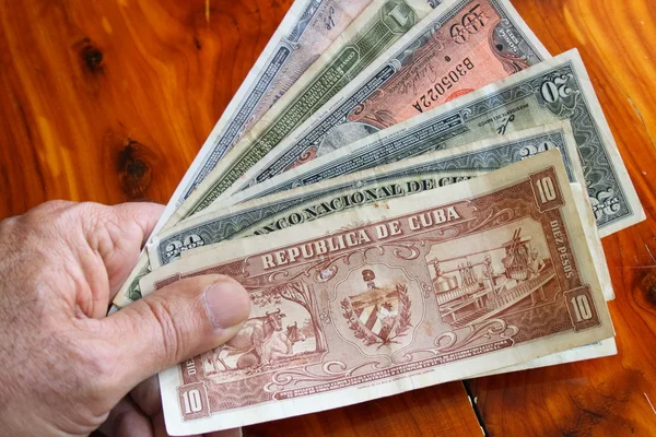 Hand und altes Kubanisches Geld — Stockfoto