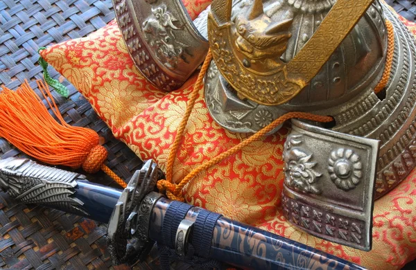 Самурайский меч и шлем — стоковое фото