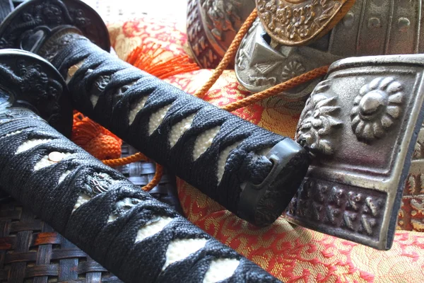 Самурайские мечи и шлем — стоковое фото