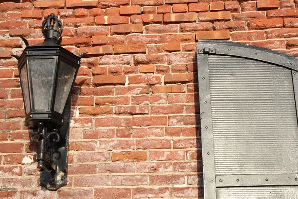 Mur de briques et lanterne — Photo