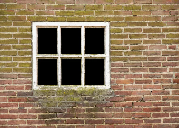 Окно в старой стене — стоковое фото