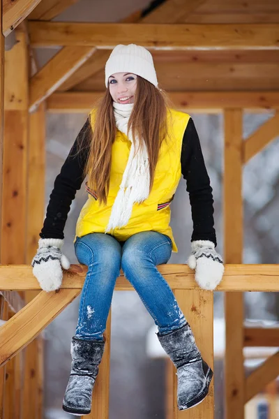 Giovane donna all'aperto in inverno — Foto Stock