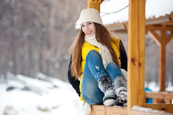 Ung kvinna utomhus på vintern — Stockfoto