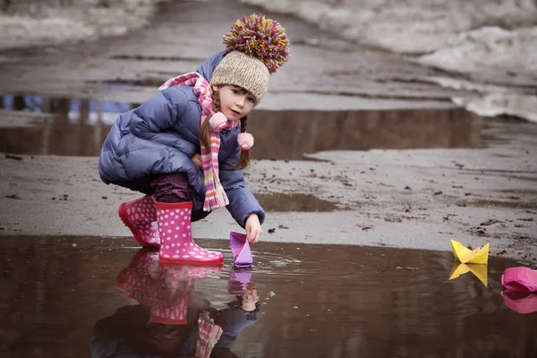 Flicka som leker i vattenpölar — Stockfoto