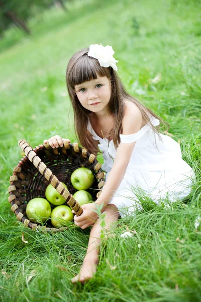 Menina bonita fora em um jardim — Fotografia de Stock