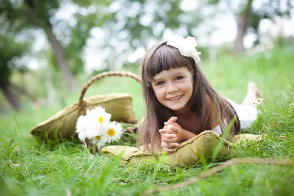 Beautiful girl outside in a park — Stock Photo, Image