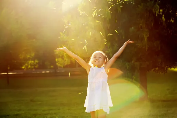 Девушка играет на солнце — стоковое фото