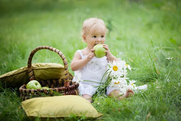 Baby på grönt gräs — Stockfoto