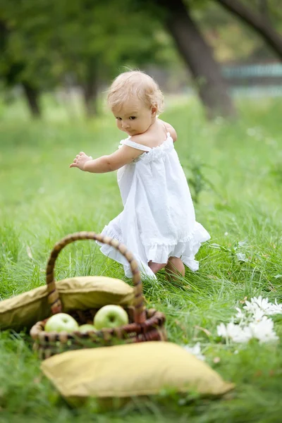 Ребенок на зеленой траве — стоковое фото