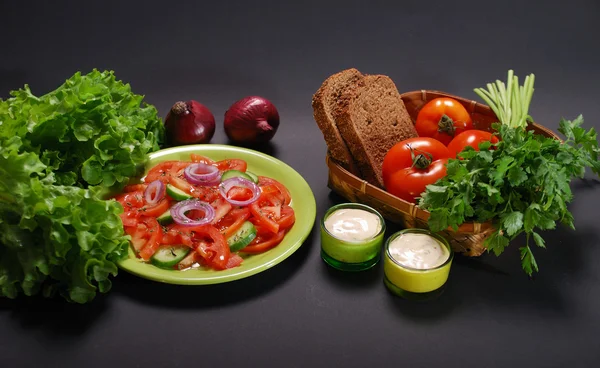 Domates salatası sosu ile — Stok fotoğraf