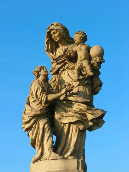 Jomfru Maria med to engler – stockfoto
