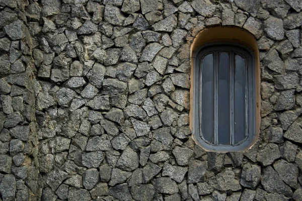 汚れた風化させた石造りの荒石のモザイクの壁の表面. — ストック写真