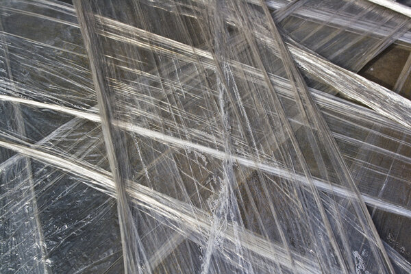 Грязная обёрнутая пластиковая фольга
