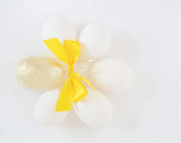 Jaja białe i złote jajko wielkanocne — Zdjęcie stockowe