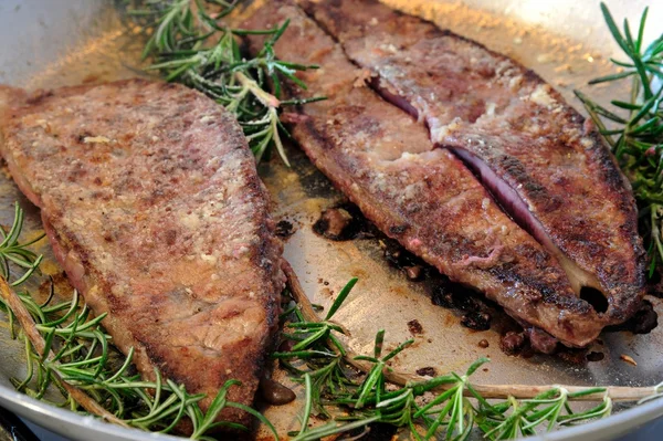 Liver with rosemary — Stock Photo, Image