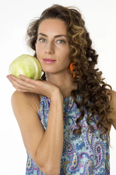 Bir lahana elinde olan güzel bir kadın portresi — Stok fotoğraf