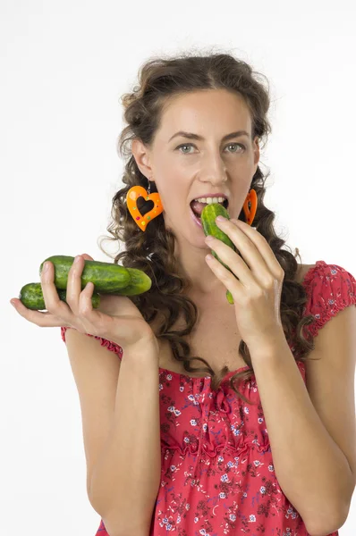 Portret van een jonge mooie vrouw met komkommers in zijn hand — Stockfoto
