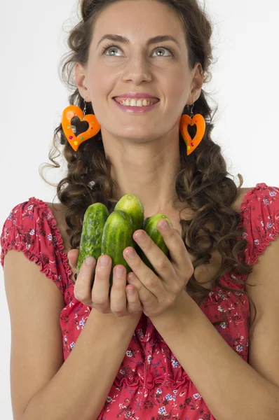 Retrato de uma jovem mulher bonita com pepinos em sua mão — Fotografia de Stock