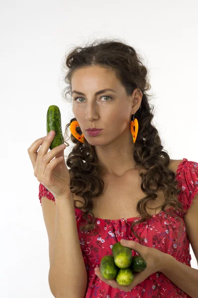 Salatalık elinde olan güzel bir kadın portresi — Stok fotoğraf