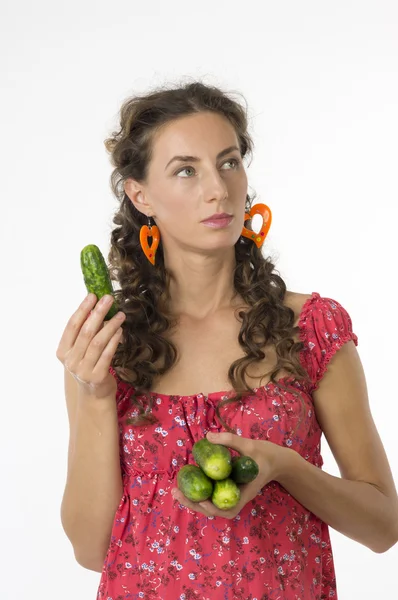 Portret van een jonge mooie vrouw met komkommers in zijn hand — Stockfoto