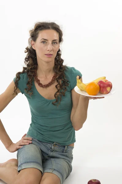 Молодая красивая женщина с фруктами в руках — стоковое фото