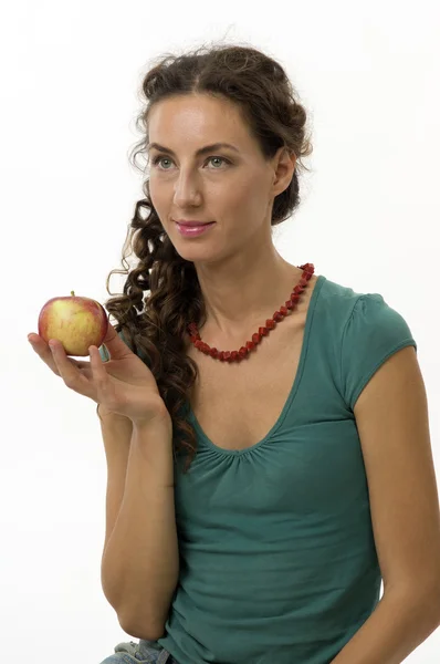 Bir elma elinde olan güzel bir kadın portresi — Stok fotoğraf