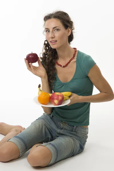 Młoda piękna kobieta z owoców w ręce — Zdjęcie stockowe