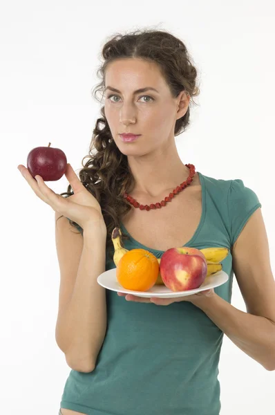 Молода красива жінка з фруктами в руках — стокове фото