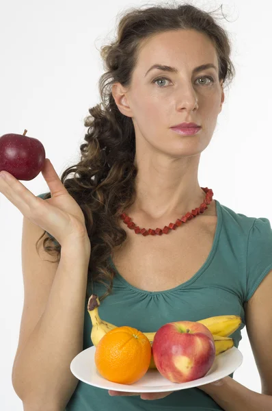 Jonge mooie vrouw met fruit in zijn handen — Stockfoto