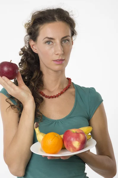 Jovem mulher bonita com frutas em suas mãos — Fotografia de Stock